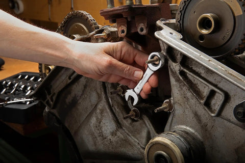 Using 14 Piece 12 Point Stubby Ratcheting Wrench Set With SAE And Metric Sizes Narrow Head For Tight Spaces on machinery