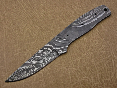 Dope Damascus Skinning Knife Set Four Piece Hand Forged Full Tang Blades 7.5 8.5 And 9 Inch knife with twist-pattern blade