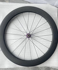 700C Deep Section Carbon Road Bike Wheelset With 60mm Rim Depth And 28mm Width Tubeless Clincher Purple Hubs Disc Brake Compatible Aero Profile