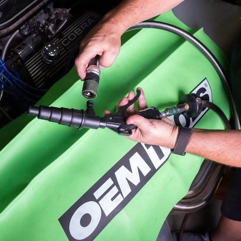 Mechanic using Coolant System Flush Gun Pro Grade With Lever Action Universal Nozzle Lock On Air Hose Latch Radiator And Heater Core Flush Kit