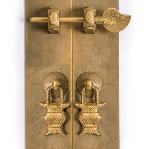 Top Notch Vintage Peg And Ring Cabinet Handles, Solid Brass Drawer Pulls, 2 Pack Kitchen And Bathroom Hardware With Mounting Screws, A Badass Smooth Finish For Your Next Home Upgrade. Vintage solid brass handles with ornate design.