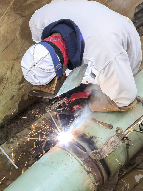Welder using Lincoln Electric T300 Electrode Holder For DC Welder Only 300 Amp Heavy Duty Clamp Fits 5 32 In Electrodes 60 Percent Duty Cycle K909-6 Made In Cleveland Ohio on pipe