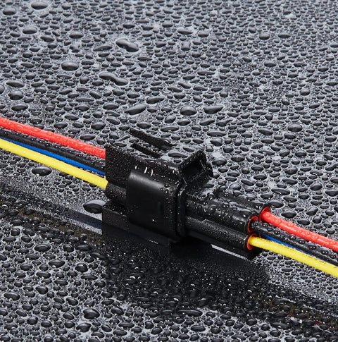 4 Pin Waterproof Car Wiring Connector Kit With 10Cm 16AWG Copper Wire Quick Disconnect with water droplets showing weatherproof use