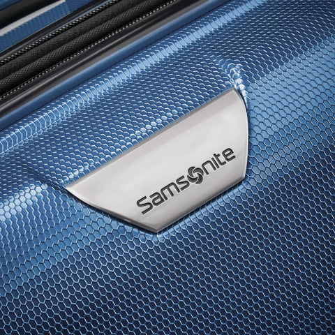 Close-up of Samsonite logo on scratch-resistant honeycomb exterior of Lightweight 3-Piece Polycarbonate Spinner Suitcase Set in Lagoon