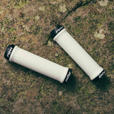 Double Lock On Clamp Mountain Bike Grips With Diamond Pattern For MTB And BMX 22 mm Inner Diameter in white