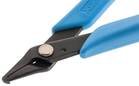 Close-up of Split Ring Pliers 496 with Curved Catch Tip, ergonomic design, blue non-slip Xuro grips, lightweight pro grade for easy ring opening.