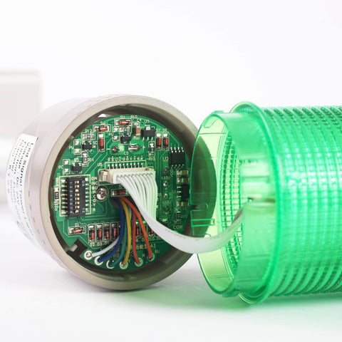 Primer plano de una luz de señalización Andon LED de tres módulos con zumbador integrado para líneas de producción industriales, en el que se aprecia la placa de circuito impreso.