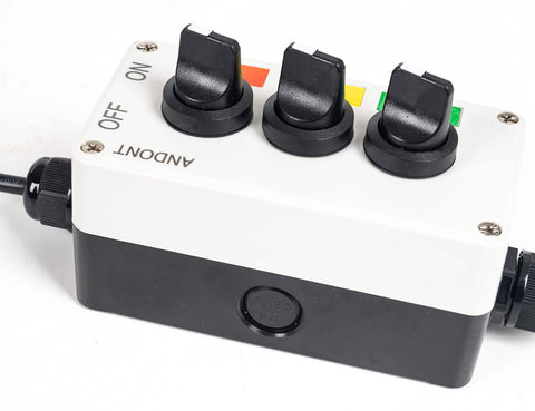 Luz de señalización Andon LED de tres niveles con zumbador integrado para líneas de producción industriales; indicadores rojo, amarillo y verde en modos encendido, apagado y intermitente; selector ABB