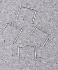 Car Bumper Staples Kit For Auto Body Repair 500Pcs Pre Cut Wave Staples For Hot Stapler Welding 0.6mm shown on a surface