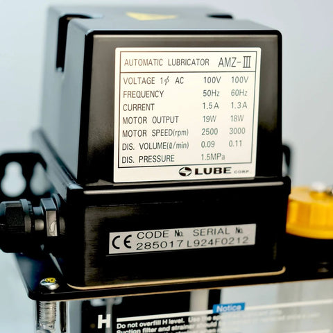 Automatic Intermittent Gear Pump For Lubrication System AMZ III 100V 1.8 Liter Capacity 285017 Model label close-up