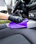 Guanti monouso in vinile nero per visite mediche, senza lattice e senza talco, confezione da 100 pezzi, utilizzati per la pulizia degli interni dell'auto con un panno viola