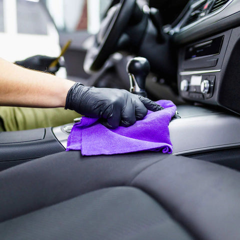 Guanti monouso in vinile nero per visite mediche, senza lattice e senza talco, confezione da 100 pezzi, utilizzati per la pulizia degli interni dell'auto con un panno viola
