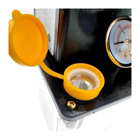 Adjustable Oil Distributor With 0.5L 1L And 2L Capacities For Automatic CNC Electromagnetic Lubrication, close-up of yellow oil inlet cap