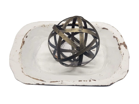 Boule décorative en inch tissé inch 10 inch d'Audrey, présentée sur un plateau blanc, objet de décoration de table