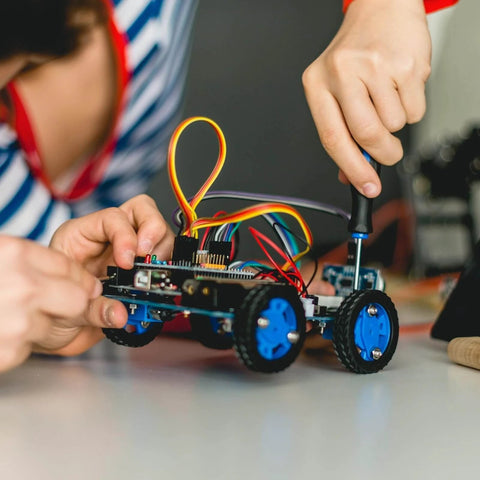 Person assembling a small wheeled robot using screws from 1760pcs M2 M3 M4 M5 Metric Screw Assortment, Grade 12.9 Alloy Steel kit