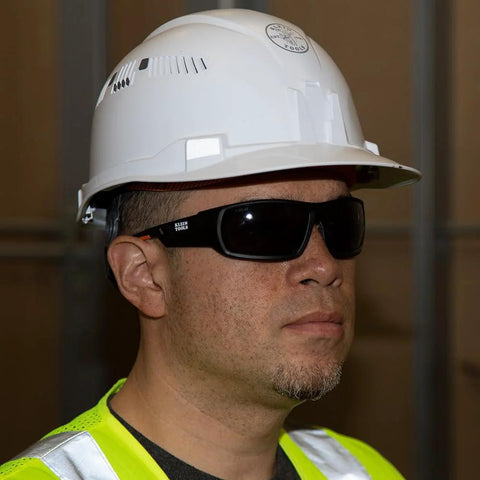 Worker wearing Full Frame Gasket Safety Glasses With Foam Seal Anti Fog UV Scratch Resistant and a hard hat on site