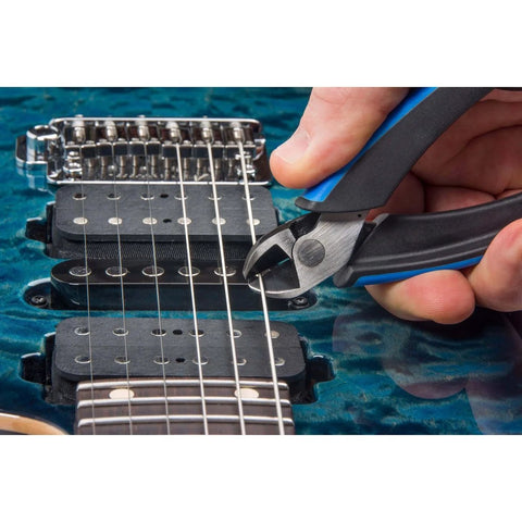 Cutting guitar strings with All-In-One Guitar String Changing Kit With Winder, Cutter, Puller And 10mm Wrench on electric guitar.