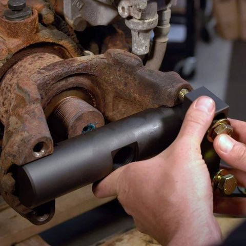 Using Heavy Duty Yoke Puller For Class 6 To 8 Trucks And Semi Trailers Safely Yank Yokes From Driveshafts And Differentials