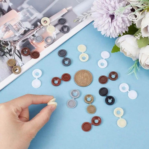 Assorted hinged screw cap covers in 8 colors with coin for scale. 200Pcs 8 Color Hinged Screw Cap Covers Kit With Storage Box Plastic Shutter Caps 13.5mm Flip Top Caps For Screw Heads On Furniture And Fence Decorative Protection And Finishing Touch.