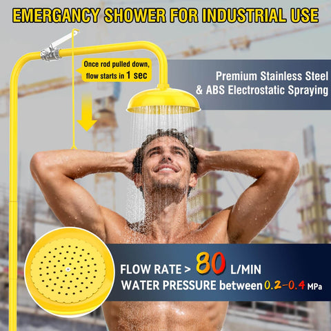 Estación de ducha y lavaojos de emergencia de grado industrial con aprobación OSHA y cumplimiento con ANSI Z358.1 2014 304 Stainless Steel Construcción con amarillo ABS Kit combinado de ducha de primeros auxilios y señal de emergencia para laboratorios de construcción, en uso por una persona que se ducha al aire libre.