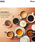 Kit de mantenimiento de 3 meses para cafeteras Keurig. Incluye solución descalcificadora, dos cartuchos de filtro de agua y cuatro cápsulas de enjuague. Compatible con las máquinas Classic 1 y 2 K-Cup. Imagen de siete unidades en la que se ven varias tazas de café sobre una mesa de madera.