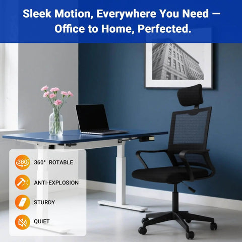 Aménagement de bureau à domicile avec une chaise de bureau en maille noire et un bureau réglable, doté d'une rotation à 360 degrés et de dispositifs anti-basculement, devant un mur bleu.