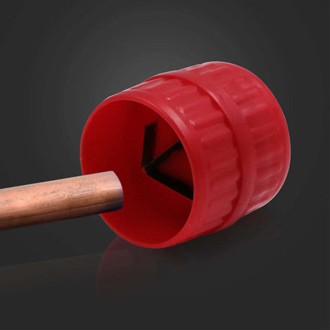 Universeller Rohrentgrater für PVC, Kupfer, Aluminium, Messing und Stahl mit Funktionen zum Innen- und Außenentgraten; entfernt Grate von Rohrkanten und eignet sich für Inch mit Inch 3/16 Inch 1 1/2 Inch ; roter JagTRADE auf einem Kupferrohr