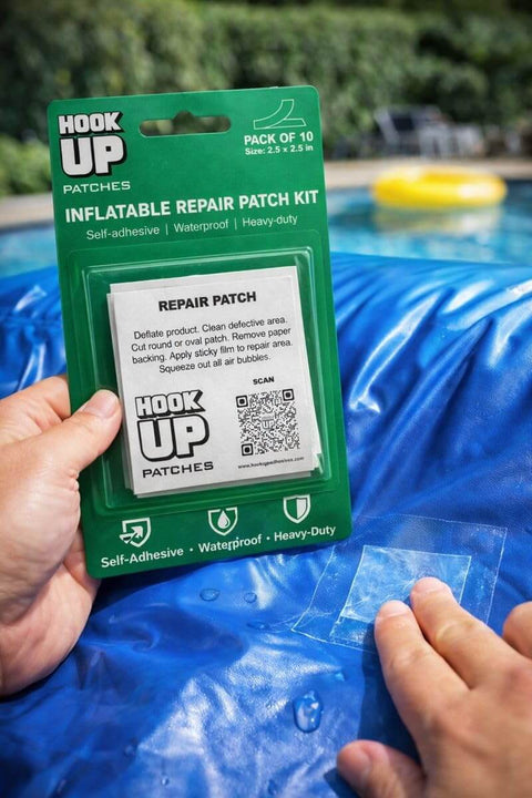 Persona aplicando un kit de parches adhesivos de alta resistencia para flotadores de piscina, hinchables y colchones de aire; impermeables, sin necesidad de pegamento; paquete de 10; Inch de 6,35 Inch 6,35 Inch ; reparación rápida para PVC y hinchables azules.