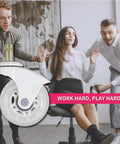 Escena de oficina con tres personas sonriendo, en la que se muestran ruedas 10mm sillas de oficina de IKEA, con ruedas Inch 2,5 Inch .