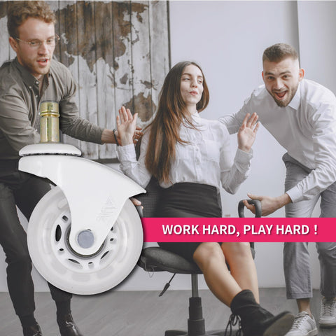 Escena de oficina con tres personas sonriendo, en la que se muestran ruedas 10mm sillas de oficina de IKEA, con ruedas Inch 2,5 Inch .
