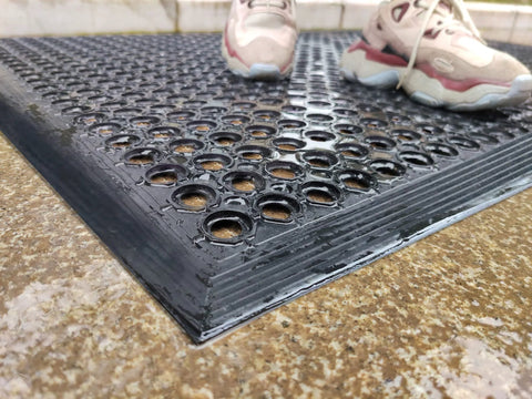 Outdoor Rubber Floor Mat With Drainage Holes Anti Slip Heavy Duty Entrance Mat showing non-slip surface and drainage capability.