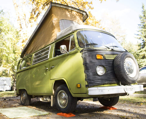 Green RV with Lynx Levelers 6 Pack leveling blocks for trailers and RVs with a 3 2 1 pyramid system in orange by Tri Lynx.