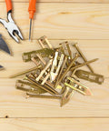 100 pcs self drilling drywall anchors and screws kit with 4 size metal expansion anchors made from zinc plated manganese steel