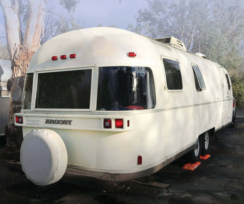RV stabilized with Lynx Levelers 6 Pack Leveling Blocks For Trailers And RVs With A 3 2 1 Pyramid System Stack in orange