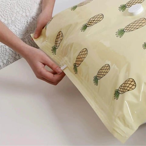 Hand sealing vacuum bag with 10 Pack Vacuum Storage Bag Clips For Tight Seals And Easy Zipper Closure Space Saver Clips