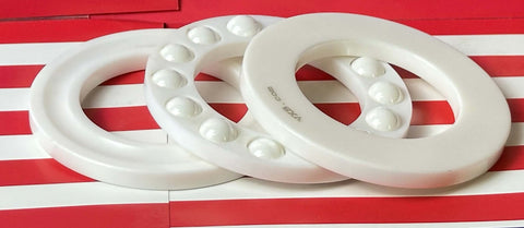 51209 Rodamiento Thrust bolas totalmente cerámico ZrO2 45x73x20mm sobre fondo rojo a rayas