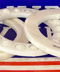 Rodamiento de bolas Thrust Full Ceramic 51107 ZrO2 35x52x12mm presentado con tres jaulas de PTFE en cerámica blanca.