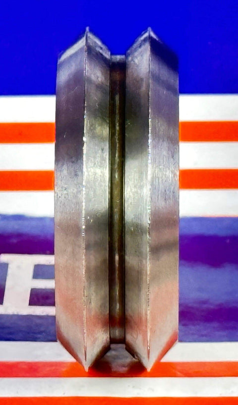 Stainless Steel RM3ZZ 12mm ID V-Groove Bearing (W3ZZ) SSRM3ZZ mostrado en primer plano.