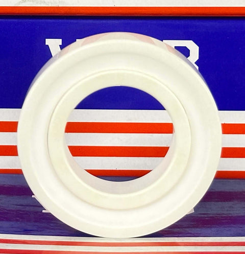 6006-2RS Full Ceramic ZrO2 Ball Bearing 30x55x13mm sur fond bleu et rouge.