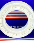 Roulement à billes entièrement en céramique 6011 ZrO2 55x90x18mm présentant des billes en céramique et une cage material PTFE.