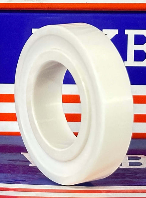 6006-2RS Roulement à billes entièrement en céramique ZrO2 30x55x13mm en démonstration, mettant en valeur sa conception en céramique lisse.