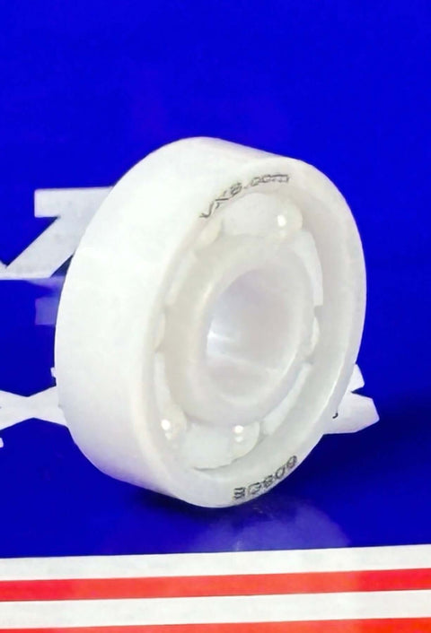 6-Ball 608 Full Ceramic Ball Bearing 8x22x7mm Miniature sur fond bleu, mettant en valeur son design unique en céramique.