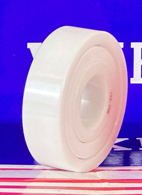 Rouleau de ruban adhésif blanc sur fond coloré, mettant en valeur sa surface lisse et sa forme circulaire.