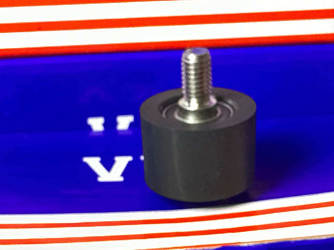 PUT6800-2RS-30-20 C1 L9 Bearing Black Polyurethane Tire M8 Stud sur fond bleu.