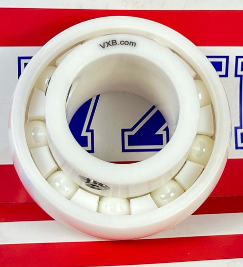 UC206 Cuscinetto per asse in ceramica integrale ZrO2 30mm con montaggio a inserto su sfondo rosso e bianco.