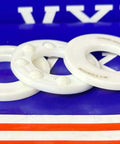 Cuscinetto Thrust a sfere Full Ceramic 51102 ZrO2 15x28x9mm - componenti in ceramica bianca su sfondo colorato.