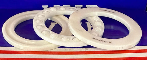 Cuscinetto Thrust Full Ceramic 51107 ZrO2 35x52x12mm con tre gabbie in PTFE in ceramica bianca.