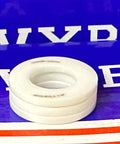 Cuscinetto Thrust in ceramica 51102 ZrO2 15x28x9mm su uno sfondo colorato.