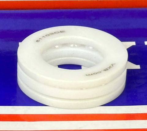 CuscinettoThrust Full Ceramic 51103 ZrO2/ZrO2  17x30x9mm su sfondo rosso e blu.