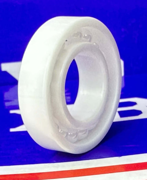 6901 Cuscinetti in ceramica ZrO2 a pieno riempimento 12x24x6mm su un vivace sfondo blu.